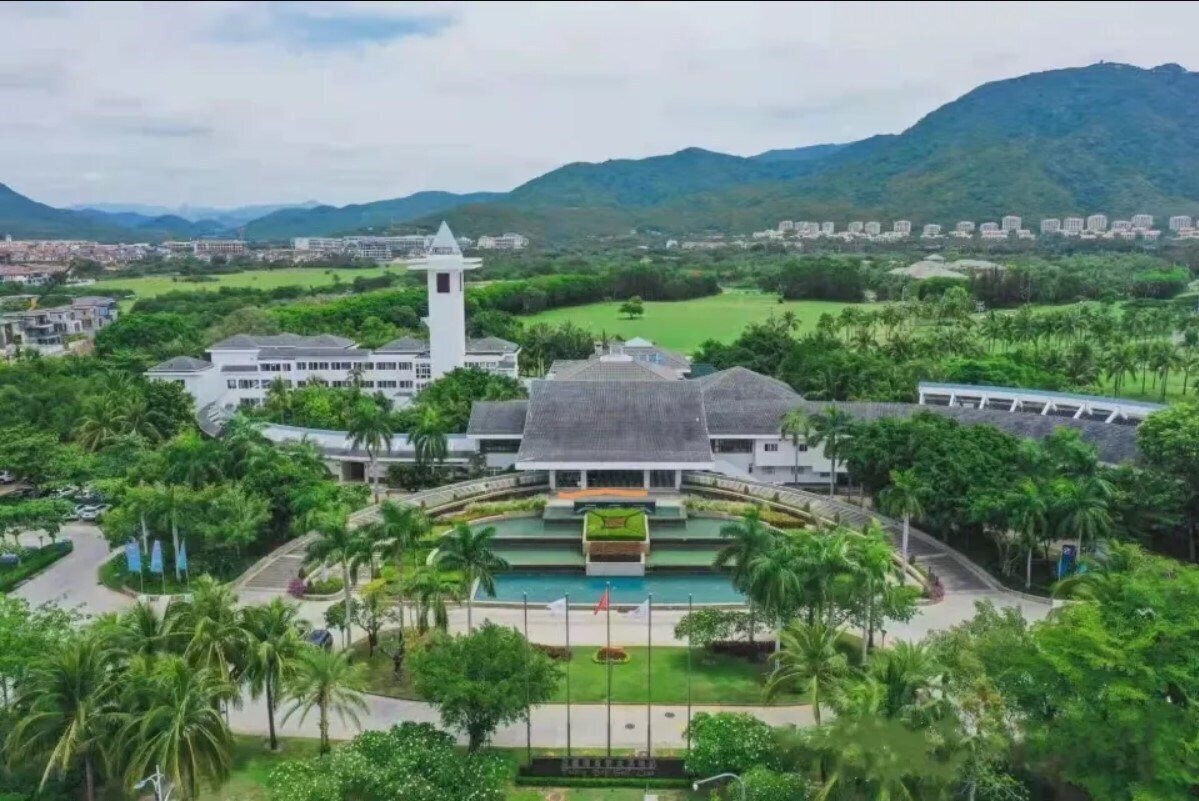 Готель Yalong Bay Golf Resort 4*